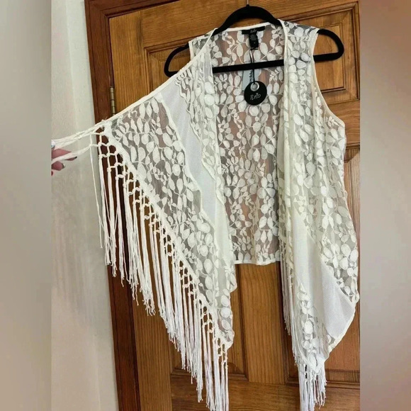 Buckle Lace Fringe Vest - Picture 3 of 4
